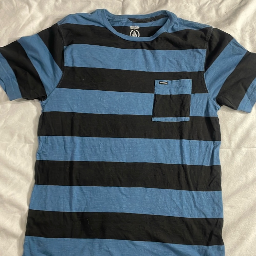 Volcom Men’s black and blue striped t shirt Size Medium